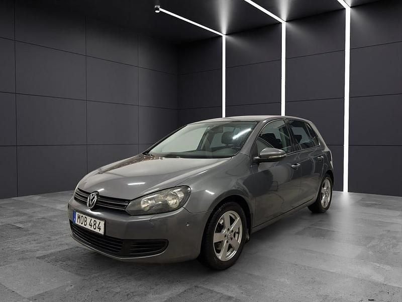Grå Begagnad 2009 VW Golf VI Halvkombi | 64 900 kr (Marknadspris) - Bild 1/4