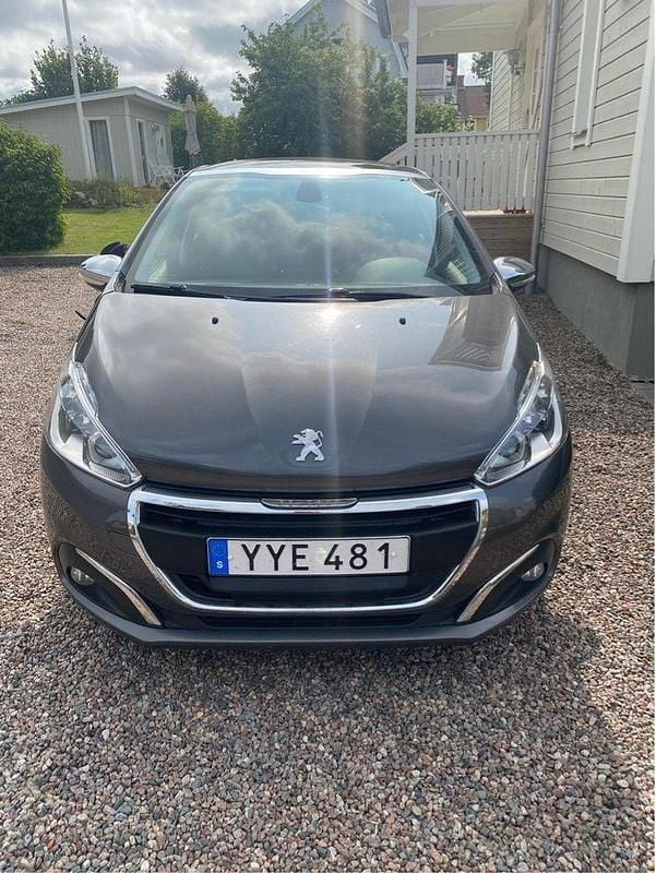 Grå Begagnad 2017 Peugeot 208 Halvkombi | 95 000 kr (Marknadspris) - Bild 1/4