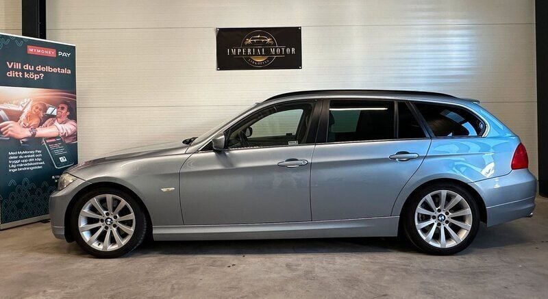 Ljusblå (blå) Begagnad 2010 BMW 325 Comfort Edition Kombi | 93 900 kr (Marknadspris) - Bild 1/4