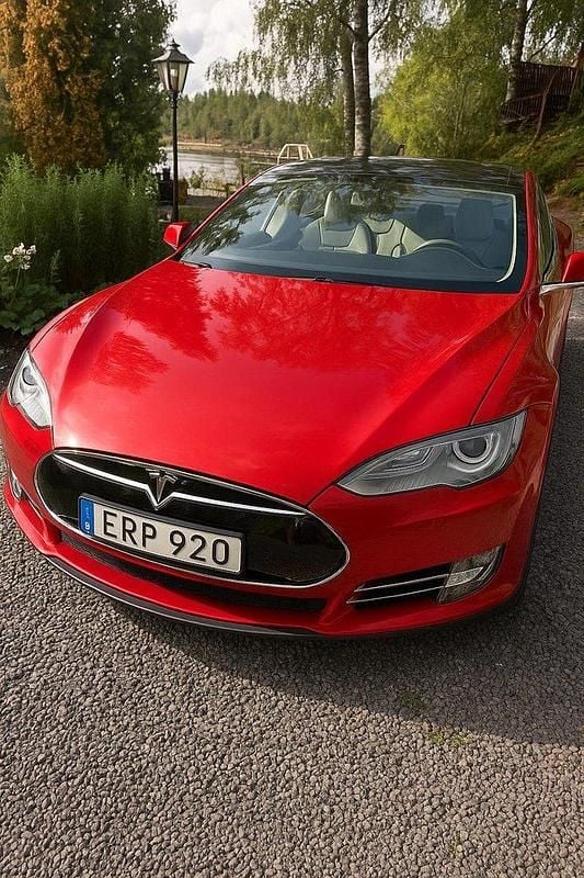 Röd Begagnad 2015 Tesla Model S Sedan | 195 000 kr (Superpris) - Bild 1/4