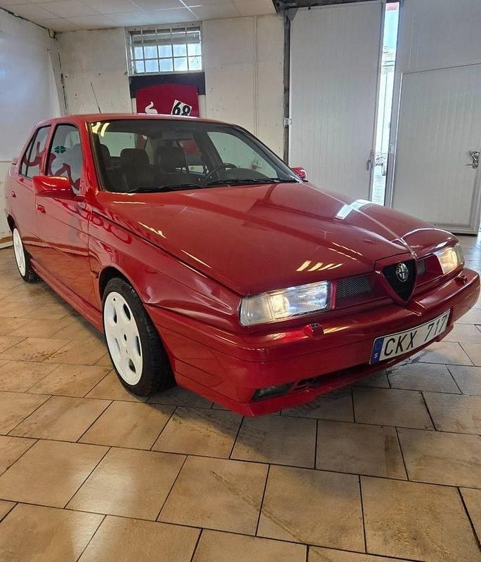 Begagnad Alfa Romeo 155 186 HK (136 kW) 1994 Röd Sedan