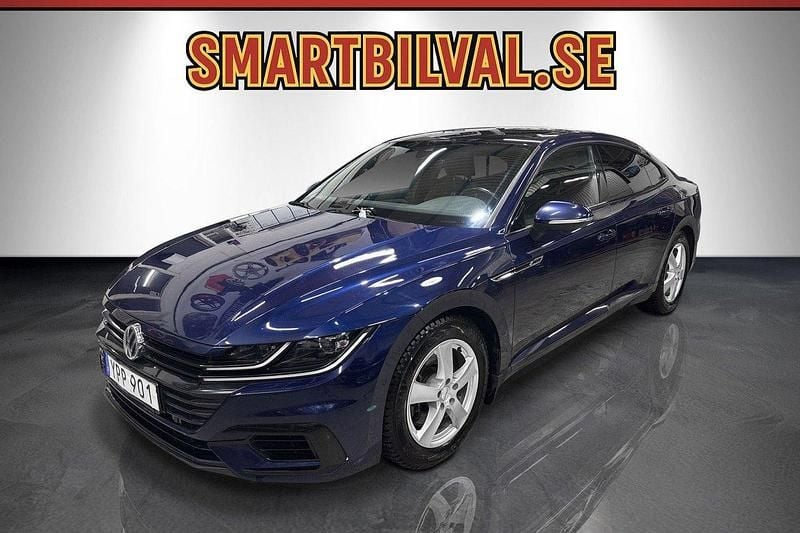 Mörkblå Begagnad 2017 VW Arteon Executive Halvkombi | 249 900 kr (Marknadspris) - Bild 1/4