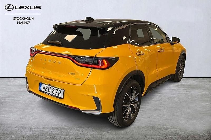 Begagnad Lexus LBX 138 HK (101 kW) 2024 Gul SUV