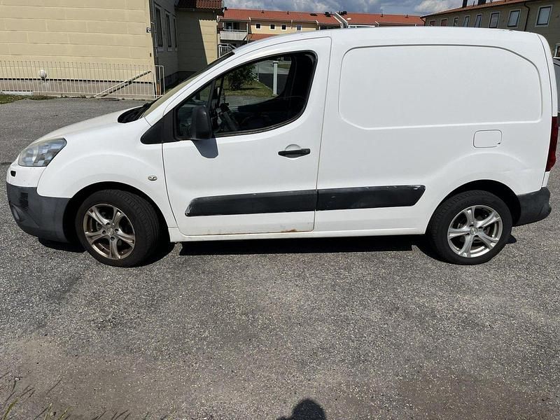 Vit Begagnad 2010 Peugeot Partner Minibuss | 24 000 kr (Bra pris) - Bild 1/4
