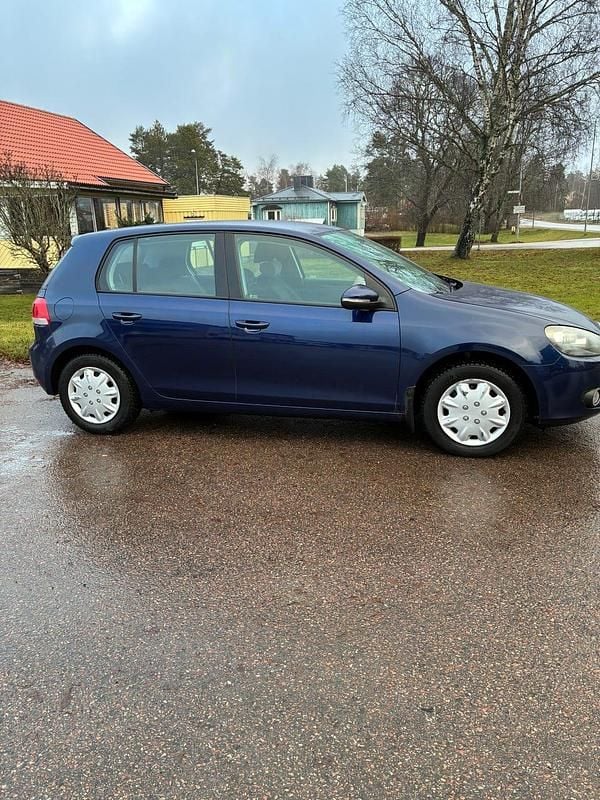 Blå metallic Begagnad 2012 VW Golf VII Halvkombi | 45 000 kr (Superpris) - Bild 1/3