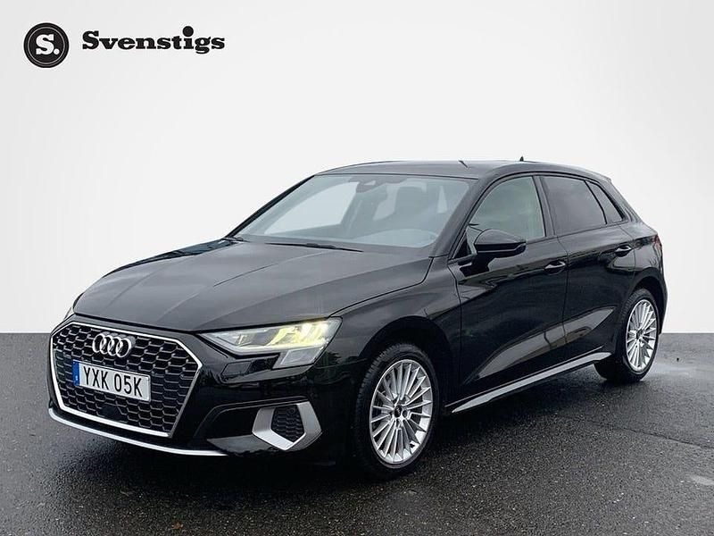 Svart Begagnad 2023 Audi A3 Sportback Advanced Plus Halvkombi | 284 800 kr (Marknadspris) - Bild 1/4
