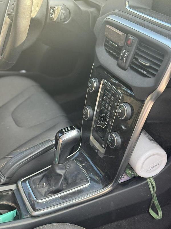 Vit Begagnad 2018 Volvo V40 CC Momentum Kombi | 110 000 kr (Bra pris) - Bild 1/4