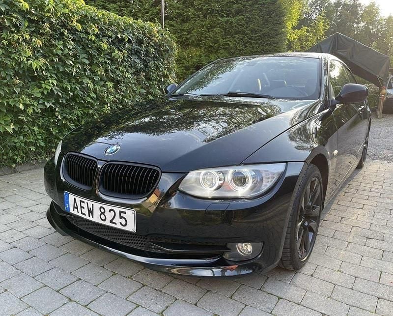 Svart Begagnad 2011 BMW 320 Comfort Edition Sportkupé | 99 000 kr (Marknadspris) - Bild 1/4