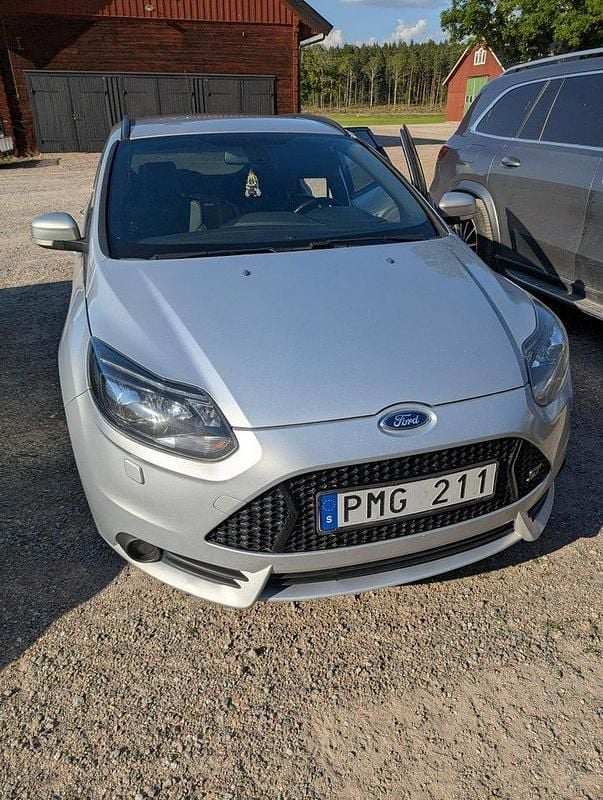 Grå Begagnad 2014 Ford Focus ST Kombi | 100 000 kr (Superpris) - Bild 1/4