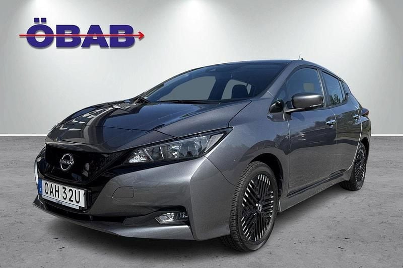 Grå (gråmetallic) Begagnad 2022 Nissan Leaf Acenta Halvkombi | 238 900 kr (Lite dyr) - Bild 1/4