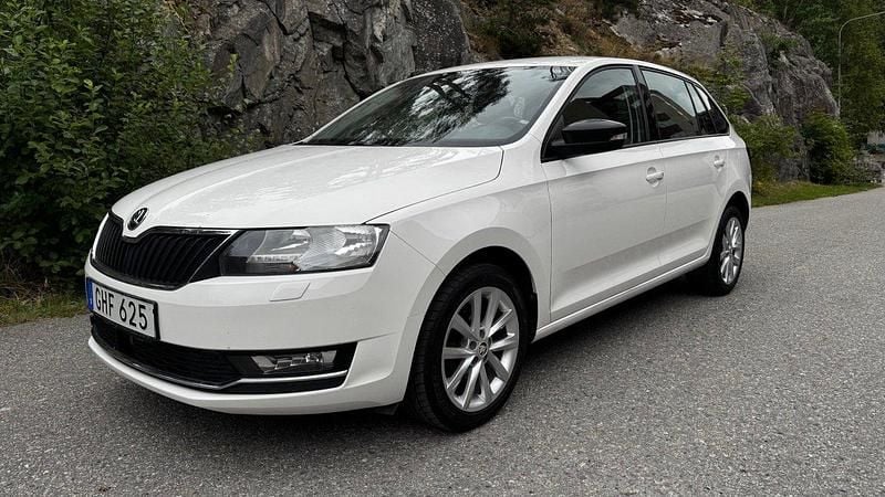 Vit Begagnad 2018 Skoda Rapid Halvkombi | 119 900 kr (Marknadspris) - Bild 1/4