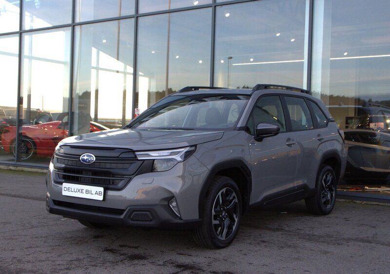 Grå Ny 2025 Subaru Forester SUV | 423 400 kr (Bra pris) - Bild 1/4