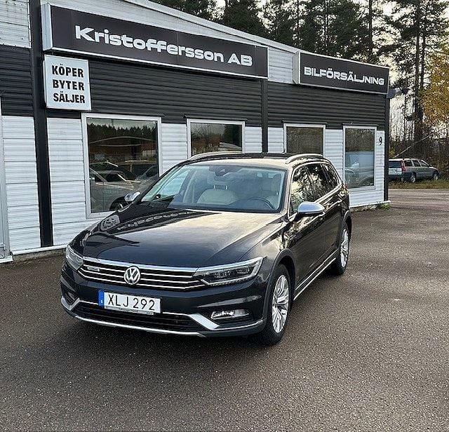 Mörkgrå (grå) Begagnad 2018 VW Passat Alltrack Kombi | 189 000 kr (Marknadspris) - Bild 1/4