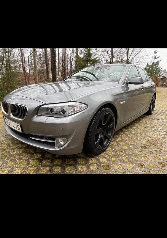 Grå Begagnad 2010 BMW 523 Sedan | 99 000 kr - Bild 1/4