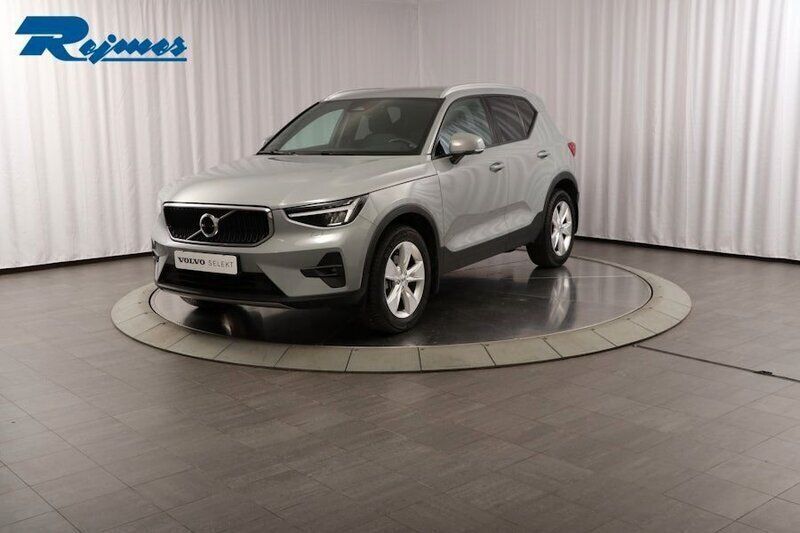 Grå Begagnad 2023 Volvo XC40 Core SUV | 334 900 kr (Marknadspris) - Bild 1/4