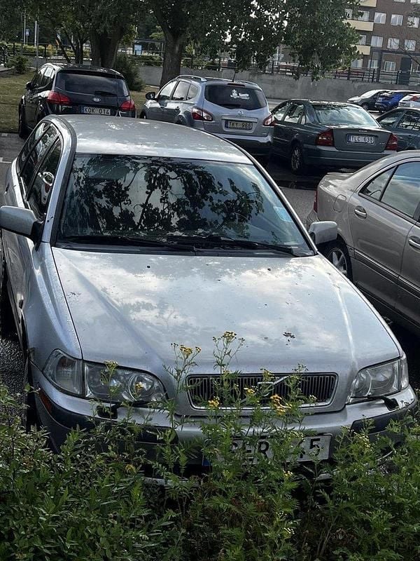 Silver Begagnad 2001 Volvo V40 Kombi | 13 000 kr (Bra pris) - Bild 1/1
