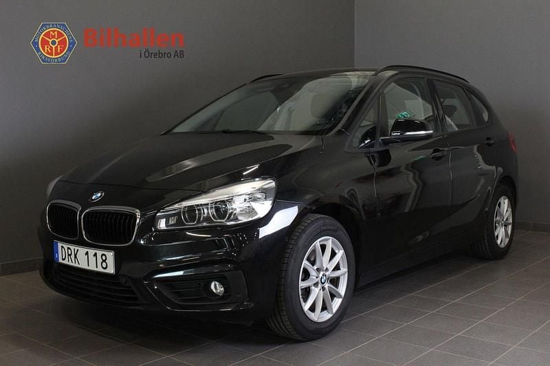 Svart Begagnad 2017 BMW 218 Active Tourer Advantage Minibuss | 129 900 kr (Marknadspris) - Bild 1/4