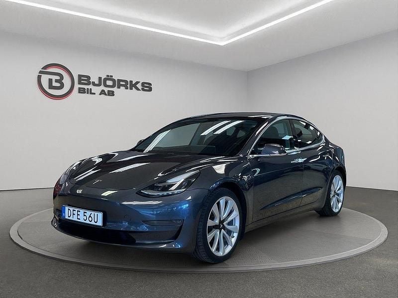 Grå Begagnad 2019 Tesla Model 3 Long Range AWD Sedan | 249 500 kr (Marknadspris) - Bild 1/4