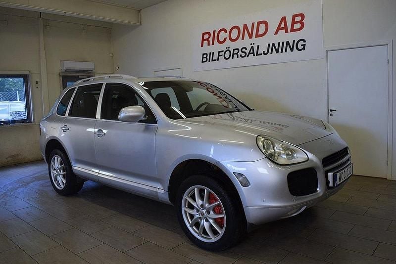 Ljusgrå Begagnad 2005 Porsche Cayenne Turbo SUV | 129 900 kr - Bild 1/4