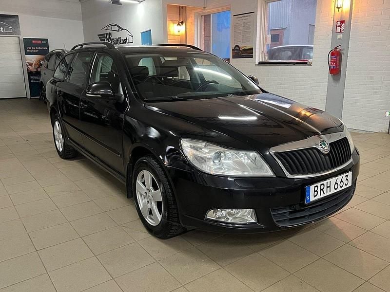 Svart Begagnad 2011 Skoda Octavia Elegance Kombi | 24 900 kr (Superpris) - Bild 1/4