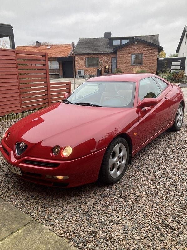 Röd Begagnad 2001 Alfa Romeo GTV Lusso Sportkupé | 160 000 kr - Bild 1/4