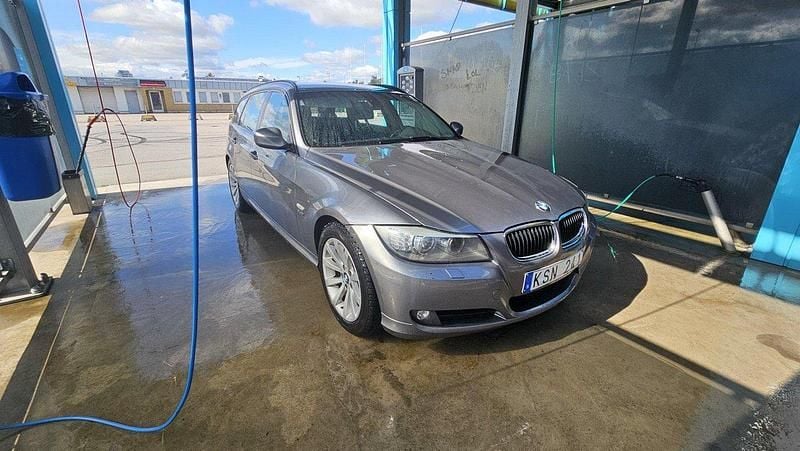 Grå Begagnad 2010 BMW 320 Comfort Edition Kombi | 79 000 kr (Marknadspris) - Bild 1/4