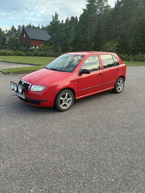 Röd Begagnad 2000 Skoda Fabia Halvkombi | 12 000 kr (Marknadspris) - Bild 1/4