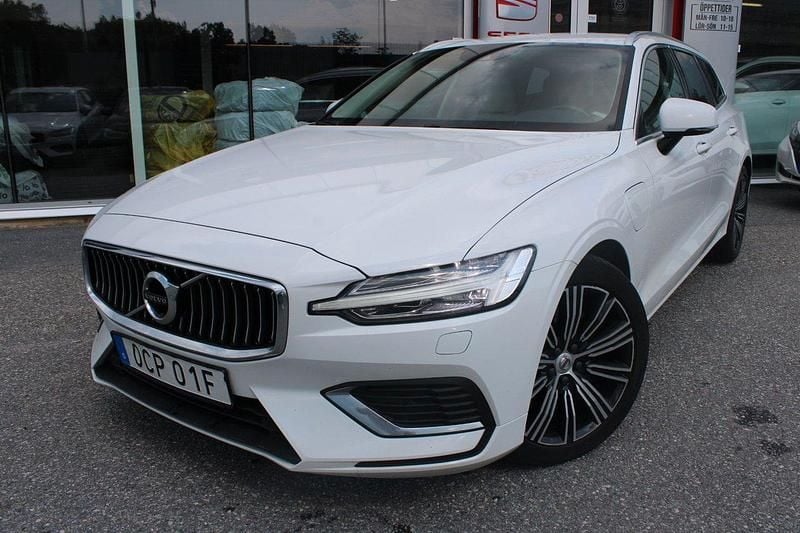 Vit Begagnad 2020 Volvo V60 Inscription Kombi | 239 900 kr (Marknadspris) - Bild 1/4