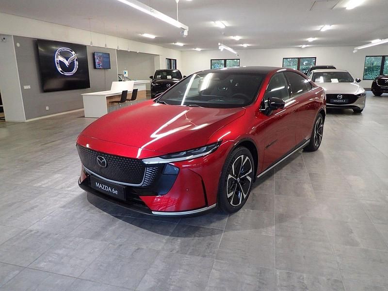 Röd Ny 2025 Mazda 6e Takumi-Line Sedan | 461 400 kr (Marknadspris) - Bild 1/4