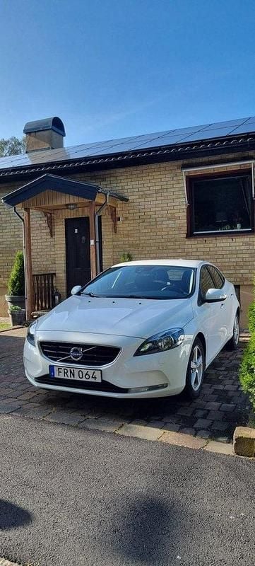 Vit Begagnad 2016 Volvo V40 Kinetic Kombi | 92 000 kr (Marknadspris) - Bild 1/4