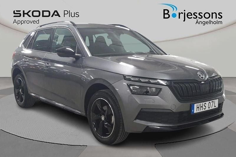 Grå Begagnad 2022 Skoda Kamiq Monte Carlo SUV | 239 000 kr (Marknadspris) - Bild 1/4