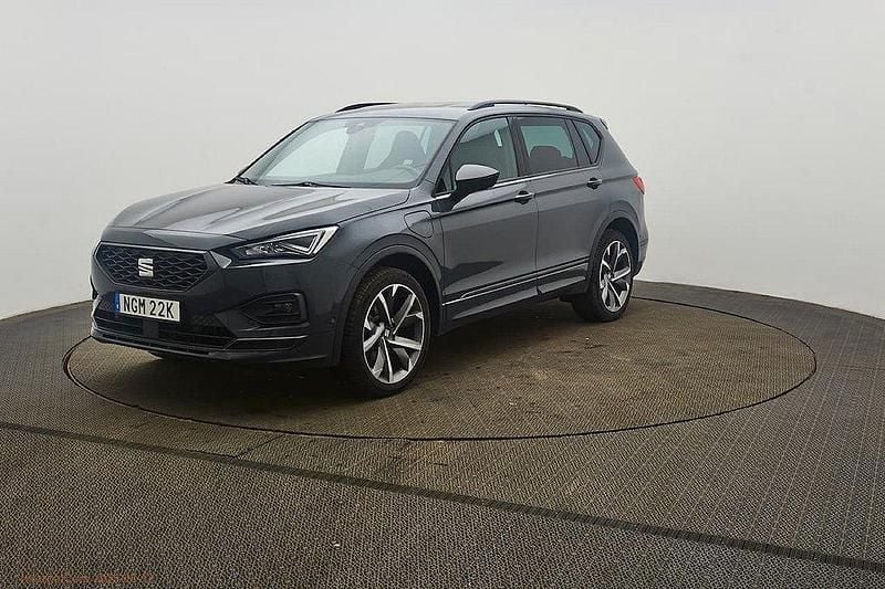 Grå Begagnad 2023 Seat Tarraco FR SUV | 384 900 kr (Superpris) - Bild 1/4