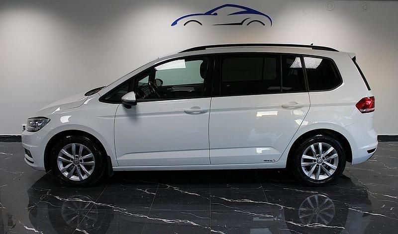 Begagnad VW Touran 110 HK (80 kW) 2018 Vit Minibuss