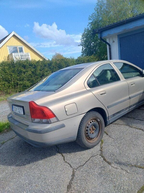 Brun Begagnad 2001 Volvo S60 Sedan | 8 000 kr (Superpris) - Bild 1/4