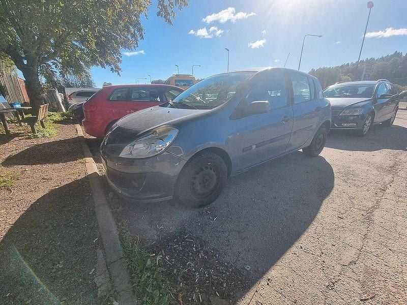 Röd Begagnad 2004 Renault Clio R.S. Expression Halvkombi | 19 900 kr - Bild 1/4
