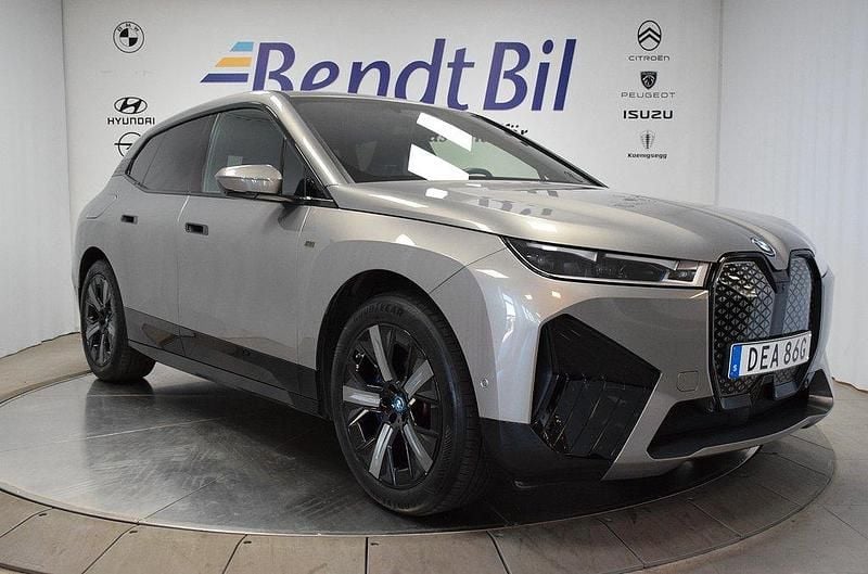 Oxidegråmetallic Begagnad 2022 BMW iX SUV | 769 500 kr (Marknadspris) - Bild 1/4