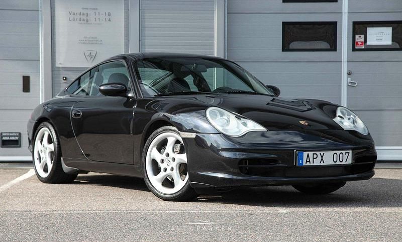 Svart Begagnad 2002 Porsche 911 Carrera Sportkupé | 379 000 kr - Bild 1/4
