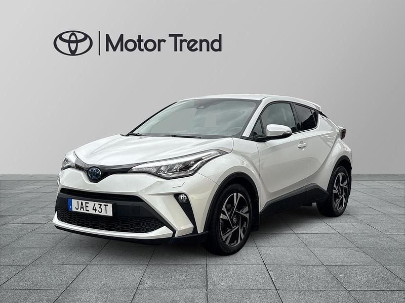 Vit Begagnad 2023 Toyota C-HR Edition SUV | 279 000 kr (Marknadspris) - Bild 1/4
