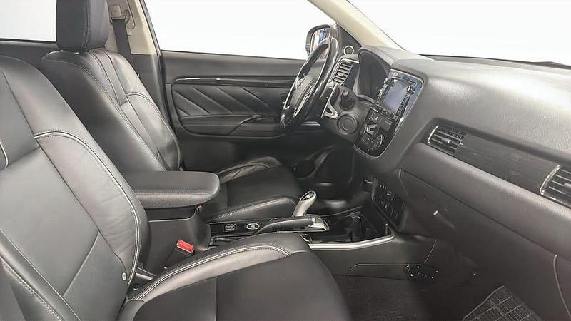 Begagnad Mitsubishi Outlander 203 HK (149 kW) 2015 Vit SUV