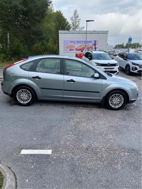 Silver Begagnad 2005 Ford Focus Halvkombi | 17 000 kr (Marknadspris) - Bild 1/4