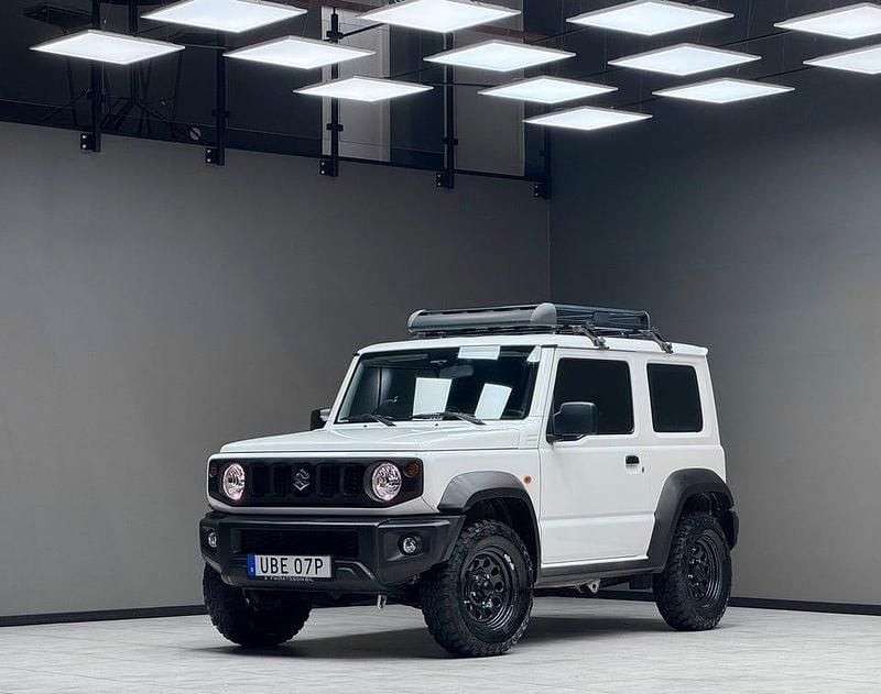 Vit Begagnad 2022 Suzuki Jimny SUV | 299 900 kr (Marknadspris) - Bild 1/2