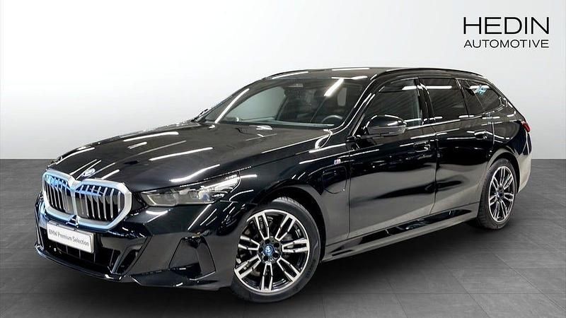 Svart Begagnad 2025 BMW 530 Comfort Edition Kombi | 638 700 kr - Bild 1/4