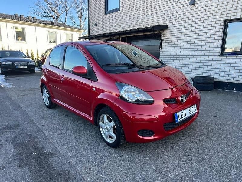 Röd Begagnad 2010 Toyota Aygo Halvkombi | 64 900 kr (Marknadspris) - Bild 1/4