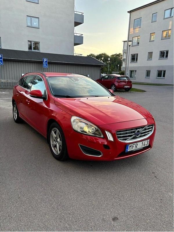 Röd Begagnad 2012 Volvo V60 Momentum Kombi | 59 000 kr (Bra pris) - Bild 1/4