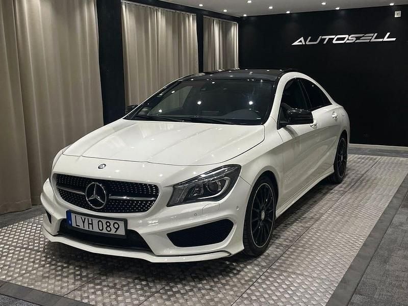 Vit Begagnad 2013 Mercedes CLA200 AMG Sportkupé | 159 900 kr (Marknadspris) - Bild 1/4