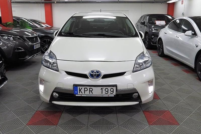 Begagnad Toyota Prius Plug-in Hybrid 136 HK (100 kW) 2012 Vit Halvkombi