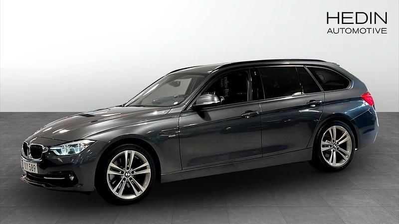 Grå (grey) Begagnad 2018 BMW 330 Sport Line Kombi | 224 900 kr (Marknadspris) - Bild 1/4