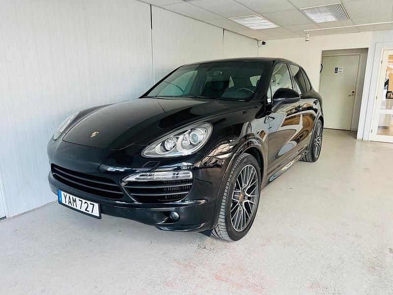 Svart (svart metallic) Begagnad 2013 Porsche Cayenne S SUV | 259 900 kr (Marknadspris) - Bild 1/4
