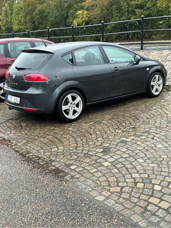 Grå Begagnad 2011 Seat Leon Style Halvkombi | 44 000 kr (Lite dyr) - Bild 1/4