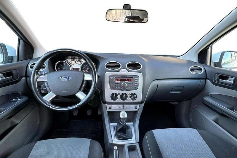 Svart Begagnad 2011 Ford Focus Halvkombi | 32 000 kr (Superpris) - Bild 1/4